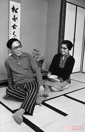 アンパンマンが生まれた1973年前後のスナップ。夫人とくつろぐ　写真／本人提供