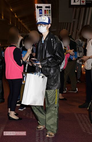 新婚旅行先のロンドンから帰国した菅田将暉（2022年9月）