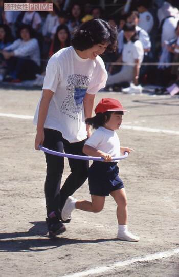 IMALU(当時4歳)の幼稚園の運動会で親子競技に参加する大竹しのぶ(1993年10月9日)