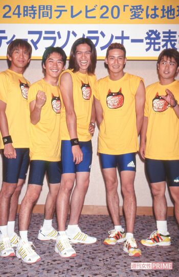 '98年、'03年、'10年の3度パーソナリティーを務めた『24時間テレビ』。写真の'97年、第20回放送では元メンバーの山口達也がチャリティーマラソンランナーとなり100キロを完走した