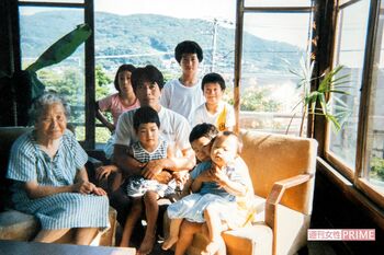 弟を抱っこする6歳の晶さん（前列右）