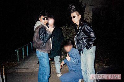 パンクバンドを組んでいた当時のモヒカンヘア（右）