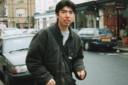 大学時代の'96年にはイギリス旅行へ。路上パフォーマンスを行うも、警察官に止められたそう