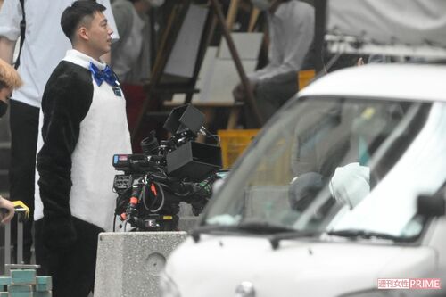 ドラマ『六本木クラス』ロケ、パンダの着ぐるみをきる竹内涼真（2022年5月）