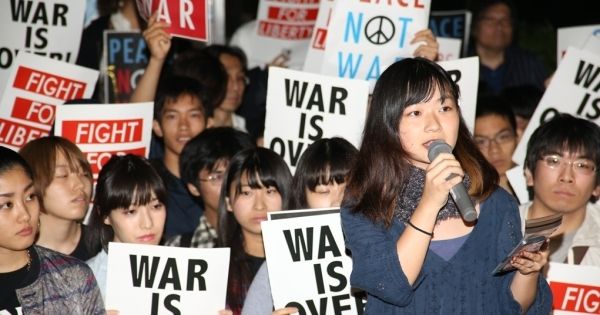  「自由と民主主義のための学生緊急行動（SEALDs）」主催の国会前抗議でスピーチをする若い女性