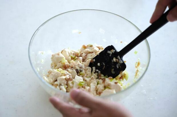 ここに小さく切ったピータンを加えるとピータン豆腐という料理に（筆者撮影・東洋経済オンライン）