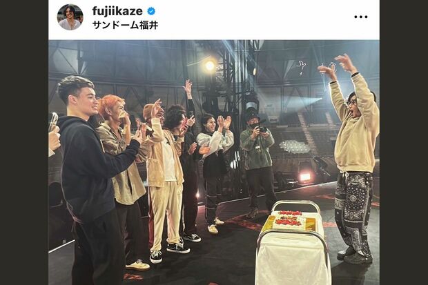 アリーナツアー中にデビュー3周年を迎え、スタッフとともに祝福(公式SNSより)