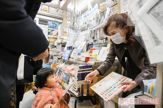 ママと赤ちゃんが集うイベント終了後は、絵本を買う親子でにぎわう　撮影／渡邉智裕