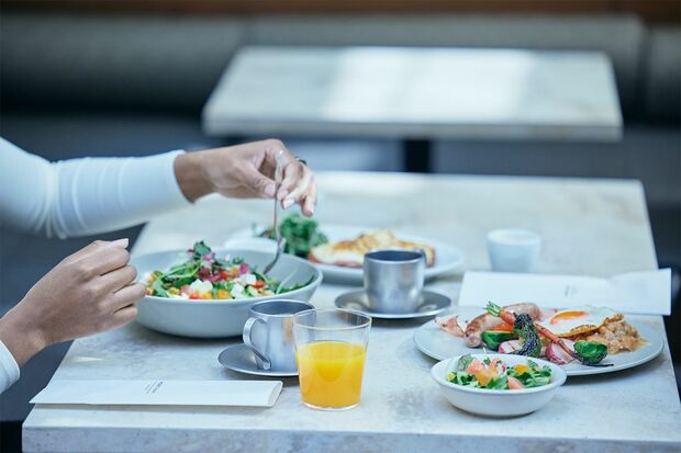 良い1日の始まりのために考えられた朝食。メインはヴィーガンプレート等から選べる