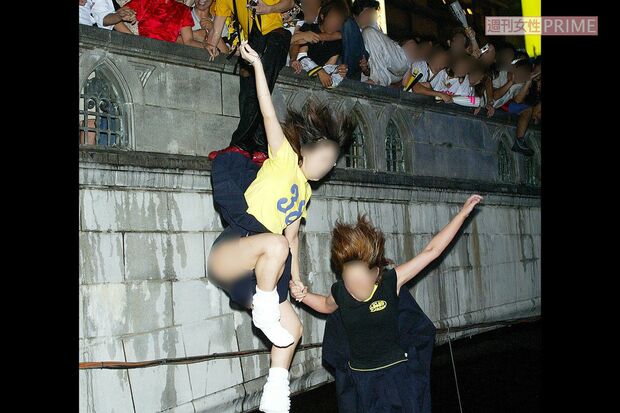 2003年9月15日、阪神のアレを祝って道頓堀川に飛び込む若い女性たち