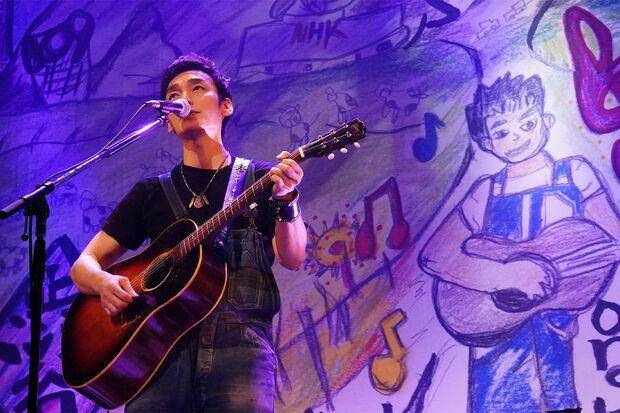 『はっぴょうかい２』にて自画像とのツーショットでギターを弾くつよぽん。ほんのり似てる……？