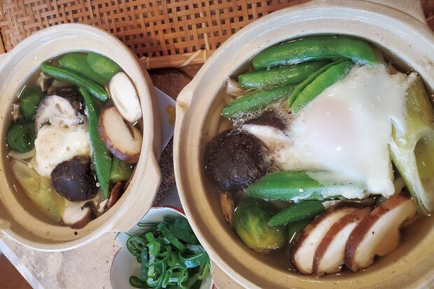 「時差のせいもあって、一日一食になっちまってるんで朝からなべ焼きうどん、生姜たっぷり花巻蕎麦。出前の感じで“毎度！”なんて出してみる。主婦も大変だあ。」（2020年3月24日／写真は『かおり的家ご飯』より）