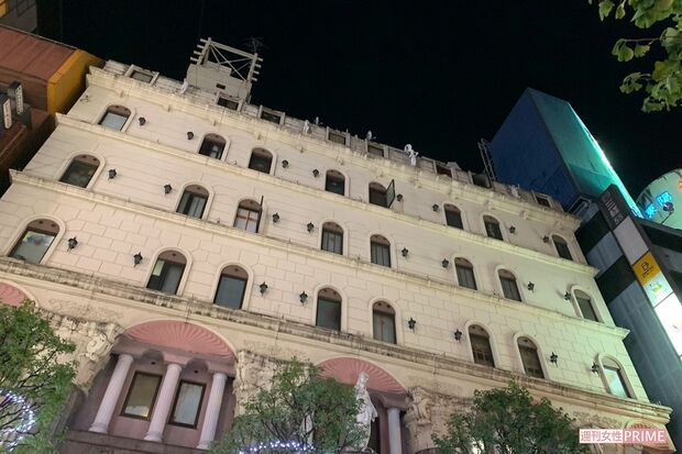 現場となった星座館ビル。誰でも屋上に出入りできるようになっている