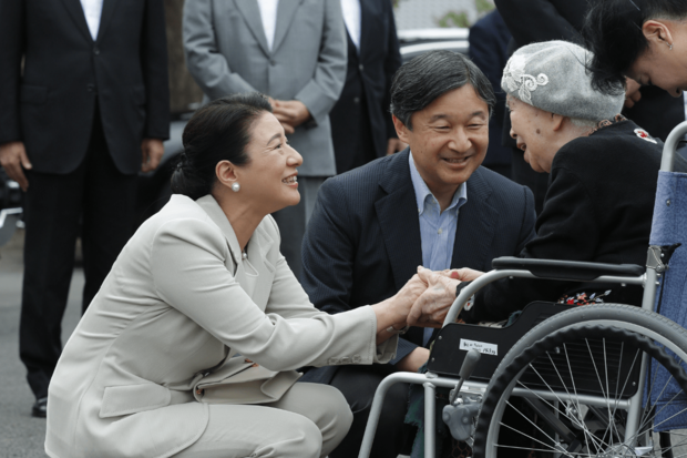 '18年9月、豪雨で被害を受けた福岡県朝倉市を訪れ、車椅子の高齢女性を励まされた