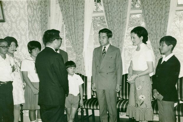 '72年8月、豆記者交歓会に参加された天皇ご一家（当時）