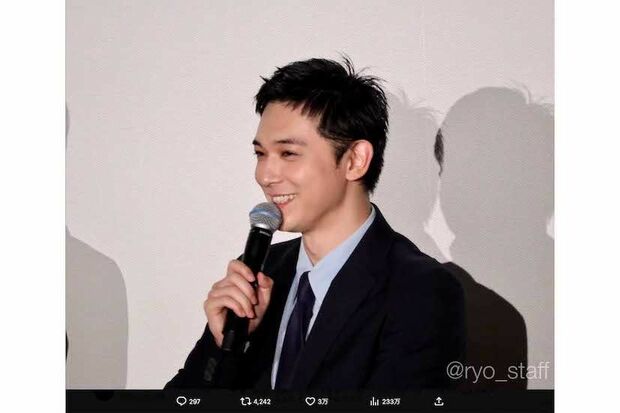 ファンクラブ会員に向けたトークイベントの写真を投稿した吉沢亮。短髪にイメチェン(公式Xより)