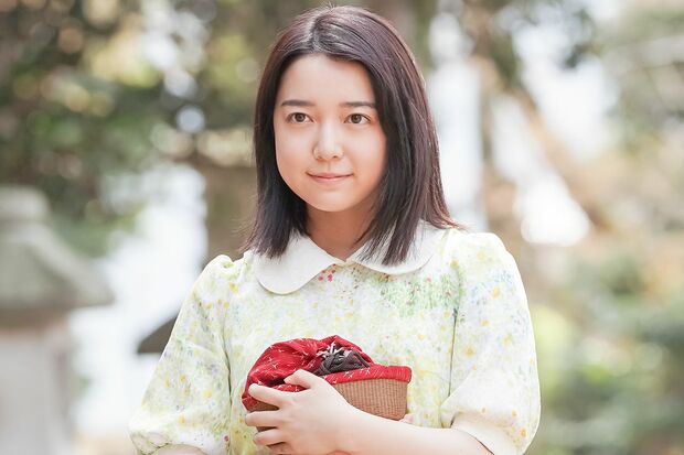 お参りをするため、和菓子を持って神社に向かうシーン
