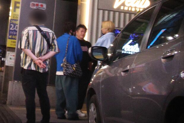 遅れてやってきたホリエモンに会場の外で挨拶をするヒカル（参加者提供）