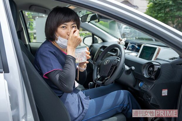 昼食は持参した弁当を車内でパクつく。この日は手作りカレーとサラダ。健康のため、コンビニ弁当は控えるようになったとか　撮影／伊藤和幸