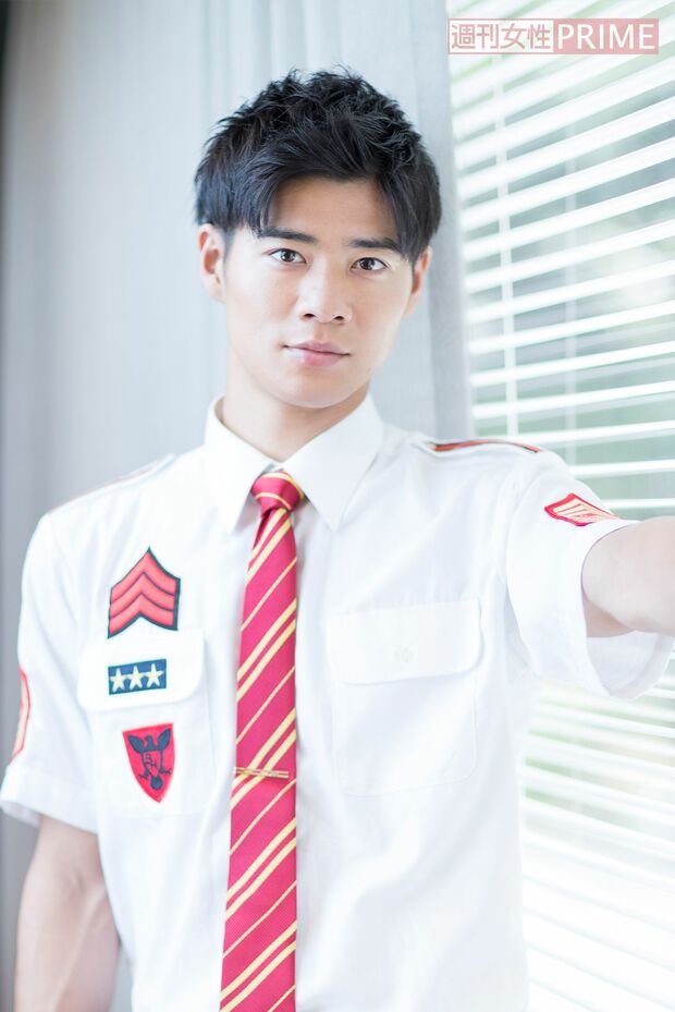 辻本達規「日本スイミングクラブ協会が主催する『第18回ベストスイマー2017』に表彰されました！　なので、今年はもっと海へ行きたい。福井県の水晶浜って知ってます？　日本海側なんだけど、すごくキレイで。ここ5年くらいは潜ってないので、今年は潜るぞ！　って、決めています」撮影／廣瀬靖士