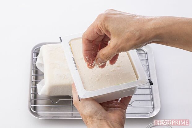 絹ごし豆腐に塩をまぶす