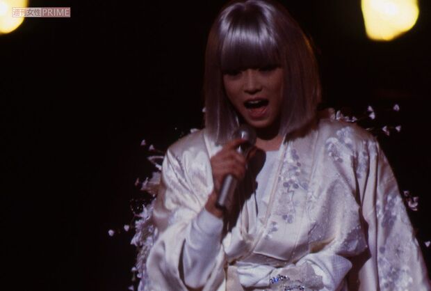 奇抜な衣装とヘアスタイルで歌唱する中森明菜