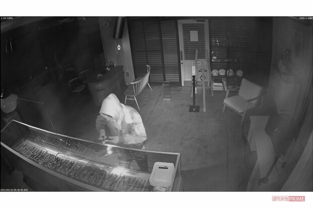 ショーケース内を確認すると…（江口時計店提供）6/8