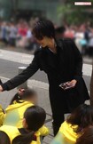 東京宝塚劇場での入り待ち。ファンを整列させ、生徒への手紙を順番に渡すよう促すのも会の仕事