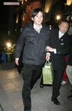 2008年3月、高岡蒼佑（当時は蒼甫）と宮崎あおいの披露宴に出席した岡田准一 