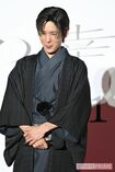共演者からの愛に思わず舌を出す目黒蓮／『わたしの幸せな結婚』　撮影／渡邉智裕