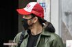 肩まであるロングヘアを一部金髪に。後ろで一つに結んでいる長瀬智也（2023年）