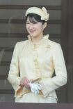 春の陽光を思わせる淡いイエローのドレスは、首元と袖口のフリルで愛らしさを演出。太めのカチューシャもアクセントに。この日は雅子さまとのリンクコーデも実現。その明るいカラーからは、天皇陛下の誕生日をお祝いするおふたりの温かなお気持ちが伝わってくる