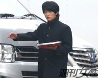 知念侑李 初主演映画のロケで見せた“似合わない”長ラン姿