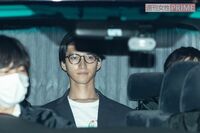 グループから2人目の逮捕者、堂々とした表情で移送される田口淳之介の心境とは