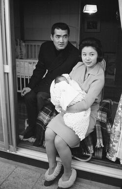 自宅で我が子を抱く、長嶋茂雄と亜希子夫人