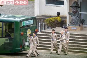 昨年“人種差別”だと物議を醸したコスチューム。今年は5人揃って冒険家のような制服に