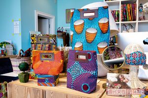 代官山の店舗には、個性的でカラフルな柄のバッグが並んでいた