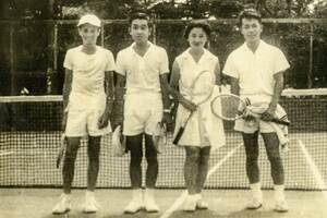 美智子さまが陛下と運命の出会いを果たされたテニスの試合。左は美智子さまのペアだったカナダ人のドイル少年