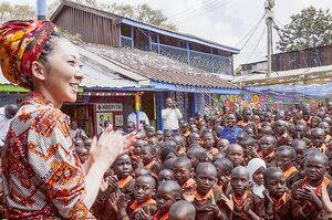 ケニアを訪れたときに現地の子どもたちと一緒に