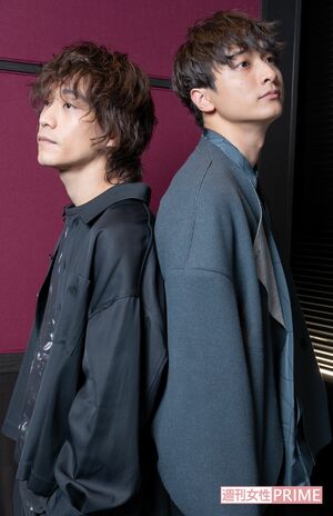 平間壮一（左）と小関裕太（右）　撮影／高梨俊浩　スタイリング／吉本知嗣　ヘアメイク／Emiy（エミー）
