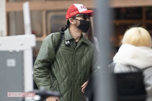 サングラスをかけ、周囲に気づかれないようにライブハウスへ向かう長瀬智也（2023年）