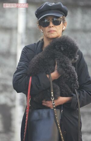 キャスケットの帽子にキャットアイのサングラスを組み合わせる、小物使いもオシャレな萬田久子