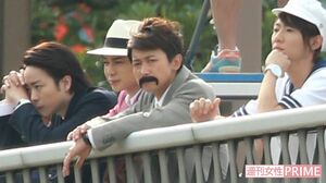 '14年6月、デビュー15周年イヤーに公開された『ピカ☆ンチ』シリーズ3作目撮影中の嵐。口ひげをつけた大野クンがこちらを見つめている