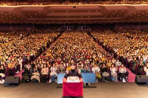 サプライズで運ばれてきたバースデーケーキを前にファンと一緒に記念撮影を