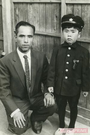 小学校の入学式で父親の親司さんと