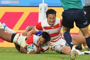 このまま試合終了と思った直後、松島選手が華麗にトライ!サポートする福岡選手もうれしそう　撮影／渡邊智裕