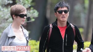 直撃取材に顔をこわばらせるヘレンさん(左)