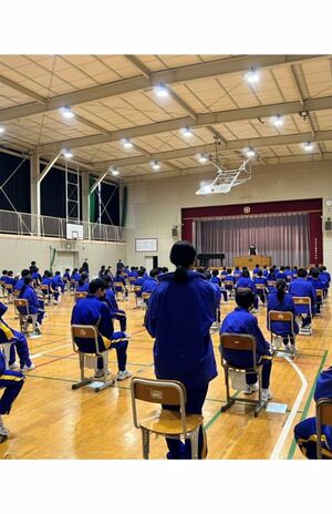 1月には母校の中学で凱旋講演。だが知名度は全国区でないため、後輩たちは「はあ？だれ？」としらけムードだったという（容疑者のSNSより）