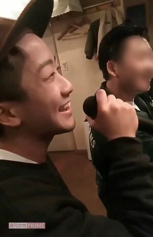 2020年11月昨年11月、和歌山県のカラオケスナックに突然来店した瑛人