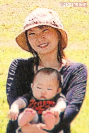 翔士郎ちゃんを抱く碇容疑者。現在は、“洗脳”が解けているそう